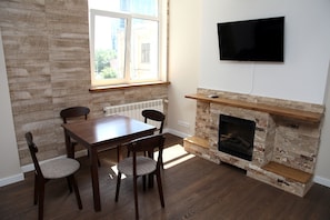 Appartement, open haard (Studio) | Dineren in de kamer