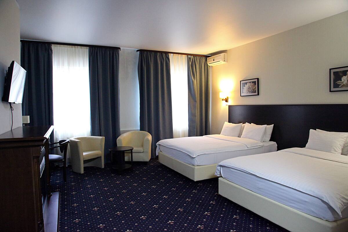 Grand Twin Room, Fireplace | In-room safe, iron/ironing board (on request), WiFi (free)