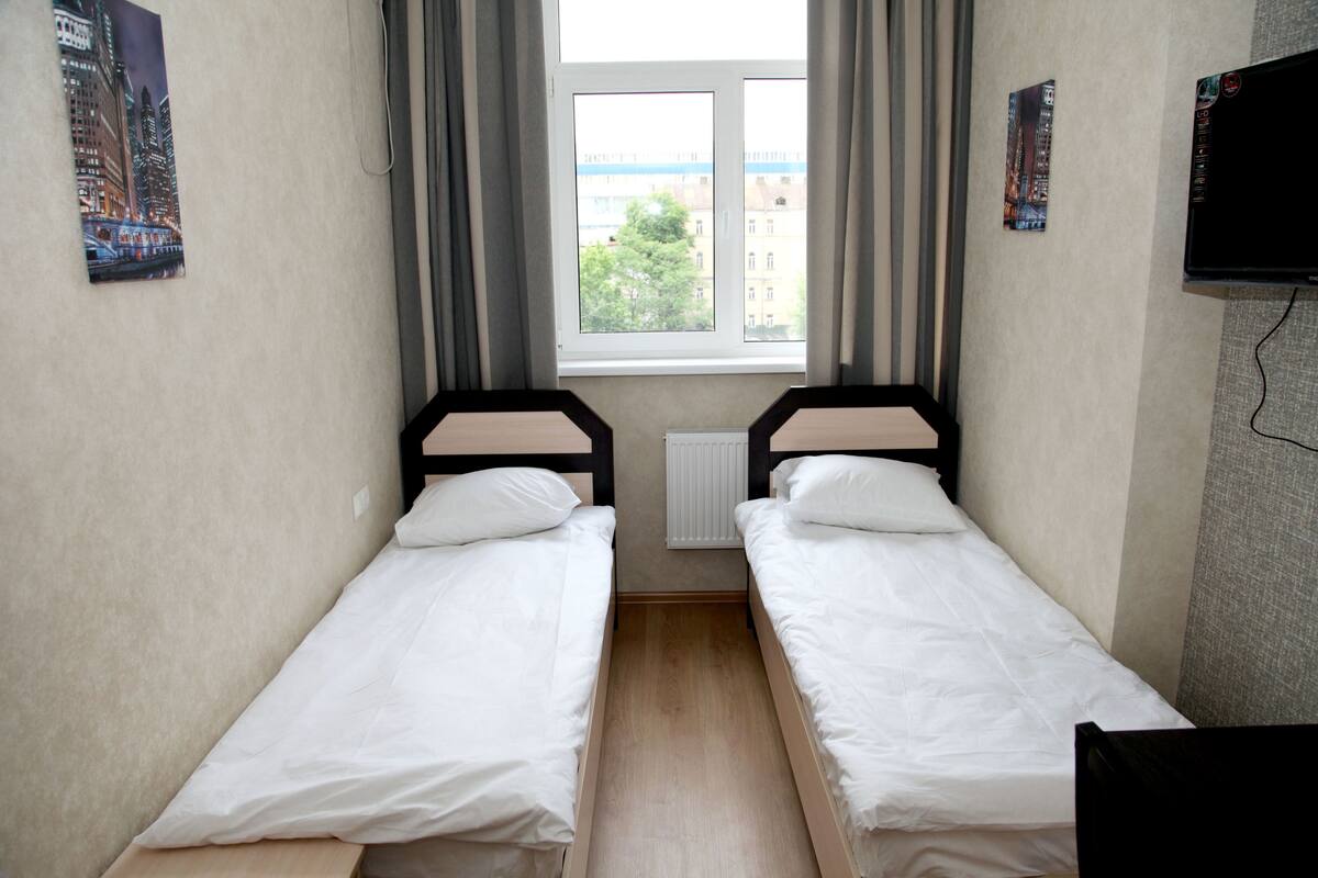 Superior Twin Room | In-room safe, iron/ironing board (on request), WiFi (free)
