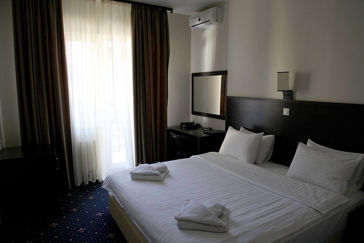 Premium Double Room, Bathtub | In-room safe, iron/ironing board (on request), WiFi (free)