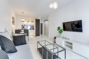 Departamento Deluxe, 1 habitación, balcón, vista al río (Chmielna 73/86) | Sala de estar | Televisión de pantalla plana de 50 pulgadas con canales por cable 