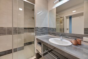 Deluxe-lejlighed - 1 soveværelse - balkon (Aura 15/186) | Badeværelse | Bruser, brusehoved med spredningseffekt, gratis toiletartikler