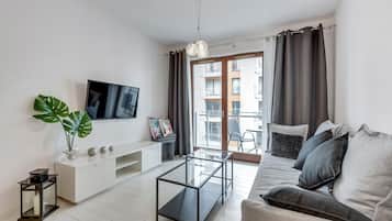 Deluxe Apartment, 1 Bedroom, Balcony, River View (Chmielna 73/86) | Ruang tamu | 50 inci televisyen skrin rata dengan kabel, TV