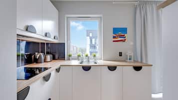 Kjøleskap, kokeplater, oppvaskmaskin og kaffetrakter/tekoker