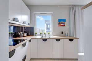 Fridge, stovetop, dishwasher, coffee/tea maker - NORDBYHUS Apartamenty Chmielna Park (Gdansk)