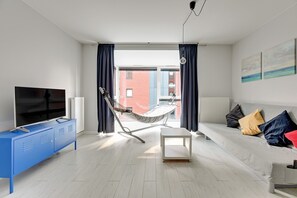 Apartemen Deluks, 1 kamar tidur (Chmielna 72/17) | Ruang keluarga | Televisi layar datar 50-inci dengan saluran TV kabel dan TV