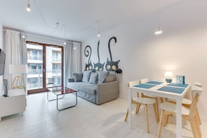 Departamento Deluxe, 1 habitación, balcón, vista al río (Chmielna 73/31) | Sala de estar | Televisión de pantalla plana de 50 pulgadas con canales por cable 