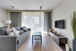 Deluxe Apartment, 1 Bedroom, Balcony (Chmielna 70/12) | Ruang tamu | 50 inci televisyen skrin rata dengan kabel, TV 