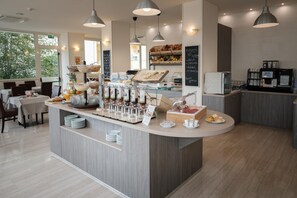 Mittagessen und Abendessen, lokale und internationale Küche