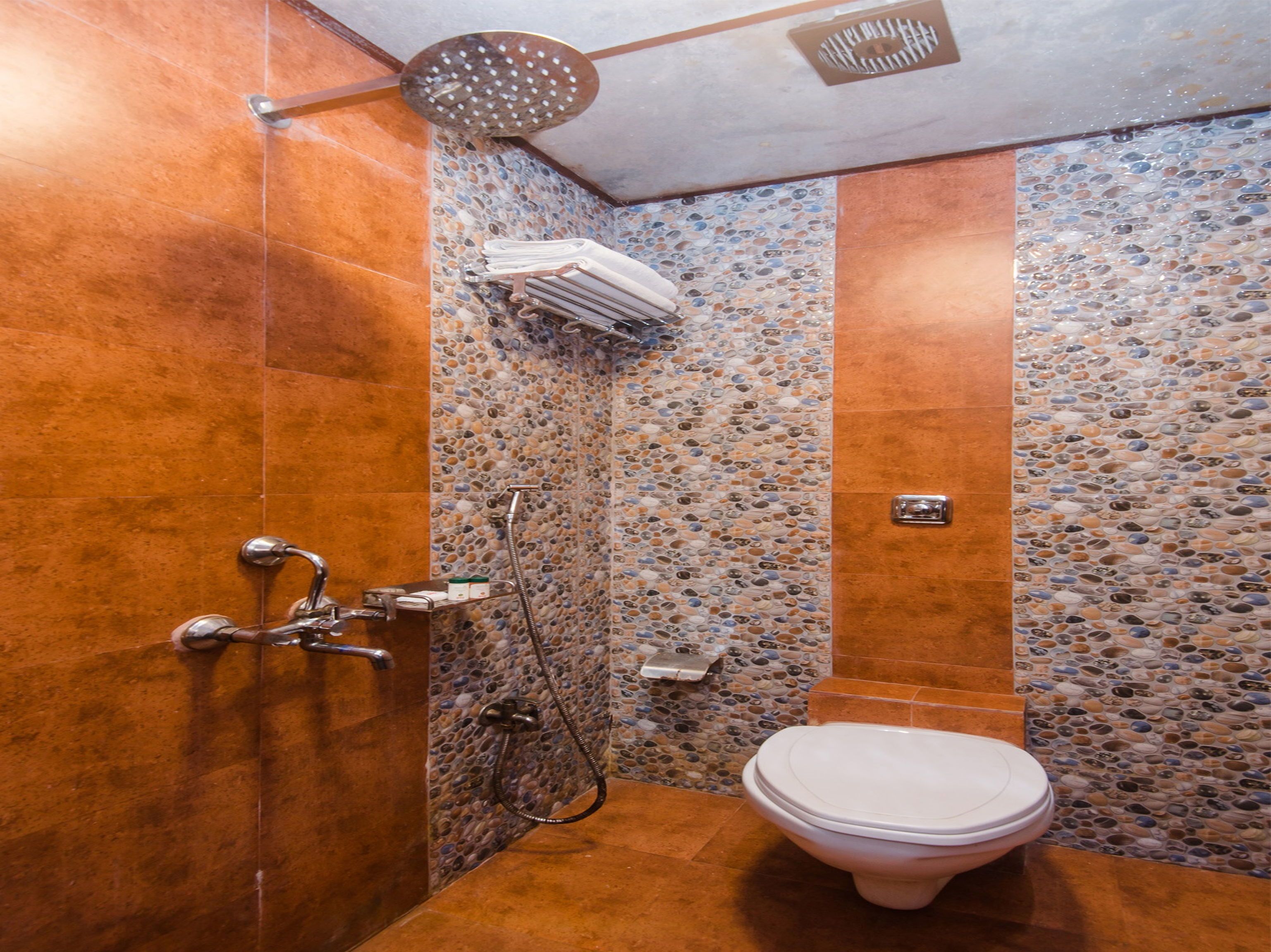 standard double or twin room, 1 double bed, private bathroom | bathroom | free toiletries, towels