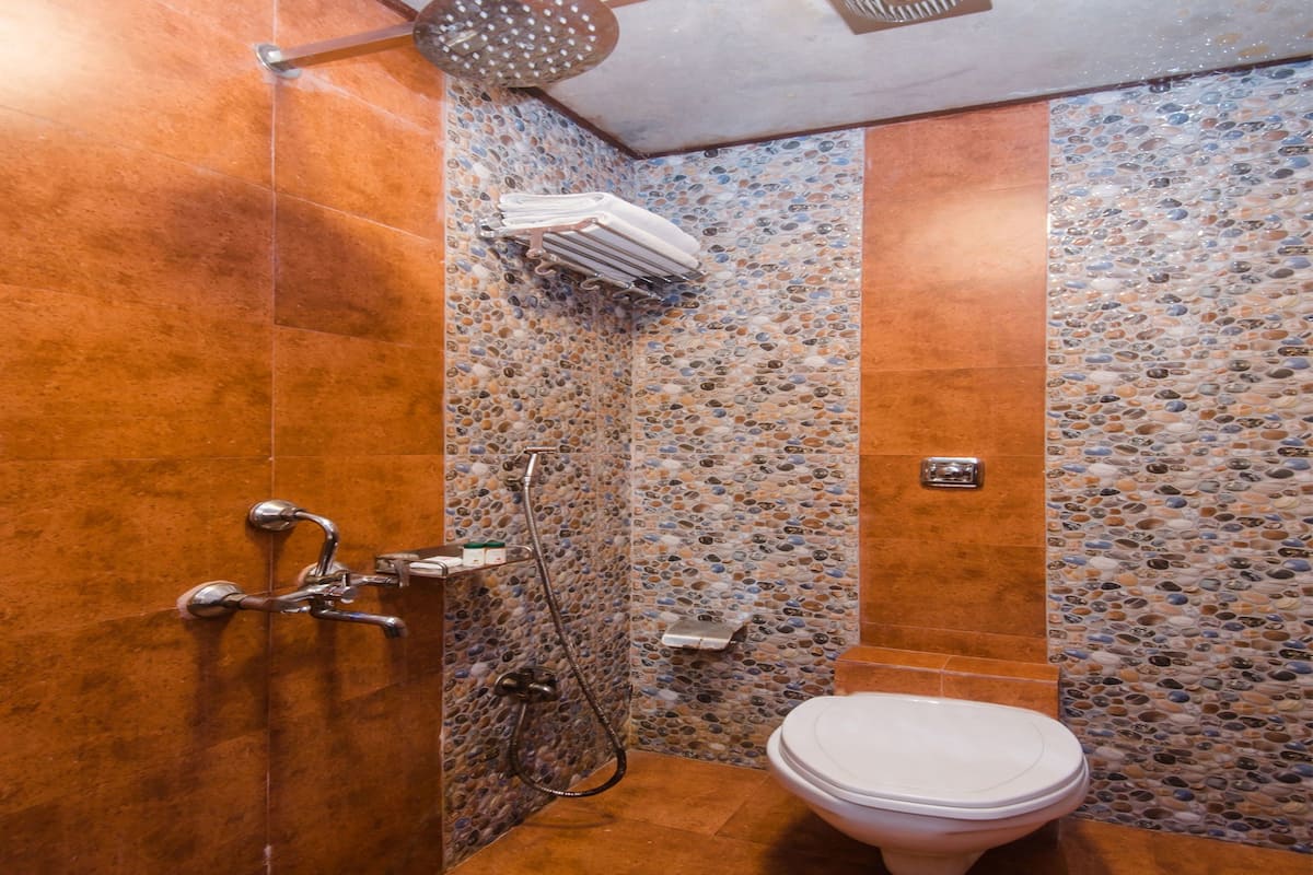 standard double or twin room, 1 double bed, private bathroom | bathroom | free toiletries, towels