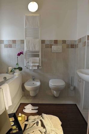 Douche, sèche-cheveux, bidet, serviettes fournies