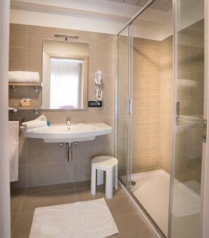Junior Suite | Bathroom | Shower, deep-soaking bathtub, rainfall showerhead, hair dryer