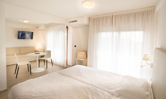 In-room safe, desk, bed sheets