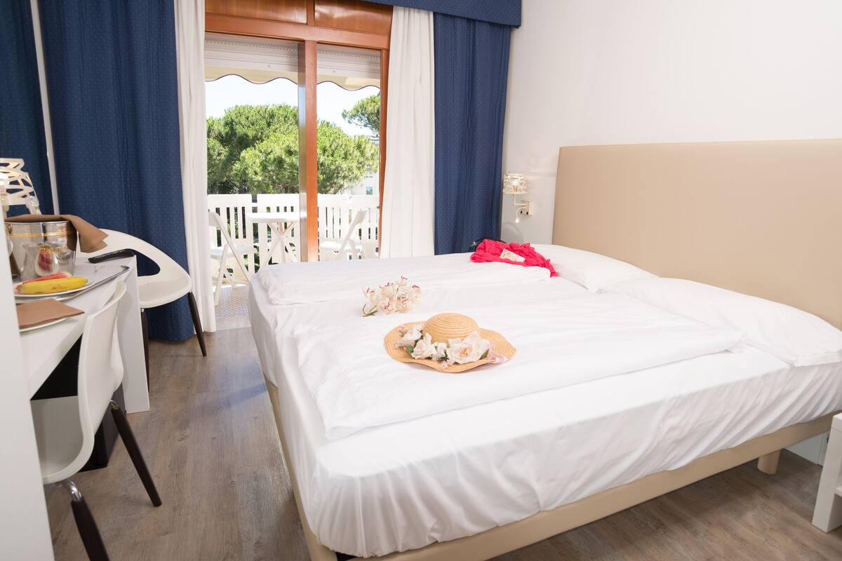 Standard Double or Twin Room | In-room safe, desk, bed sheets