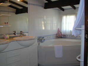 Separate tub and shower, free toiletries, hair dryer, towels