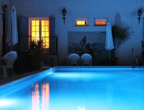 Utomhuspool och solstolar