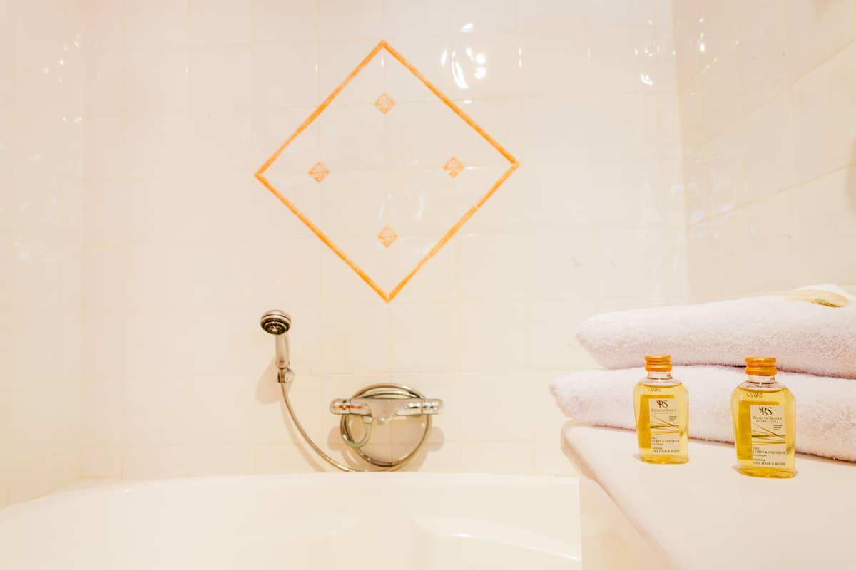 Superior Twin kamer | Badkamer | Een aparte badkuip en douche, gratis toiletartikelen, een haardroger