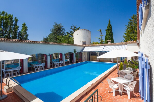 Outdoor pool, sun loungers