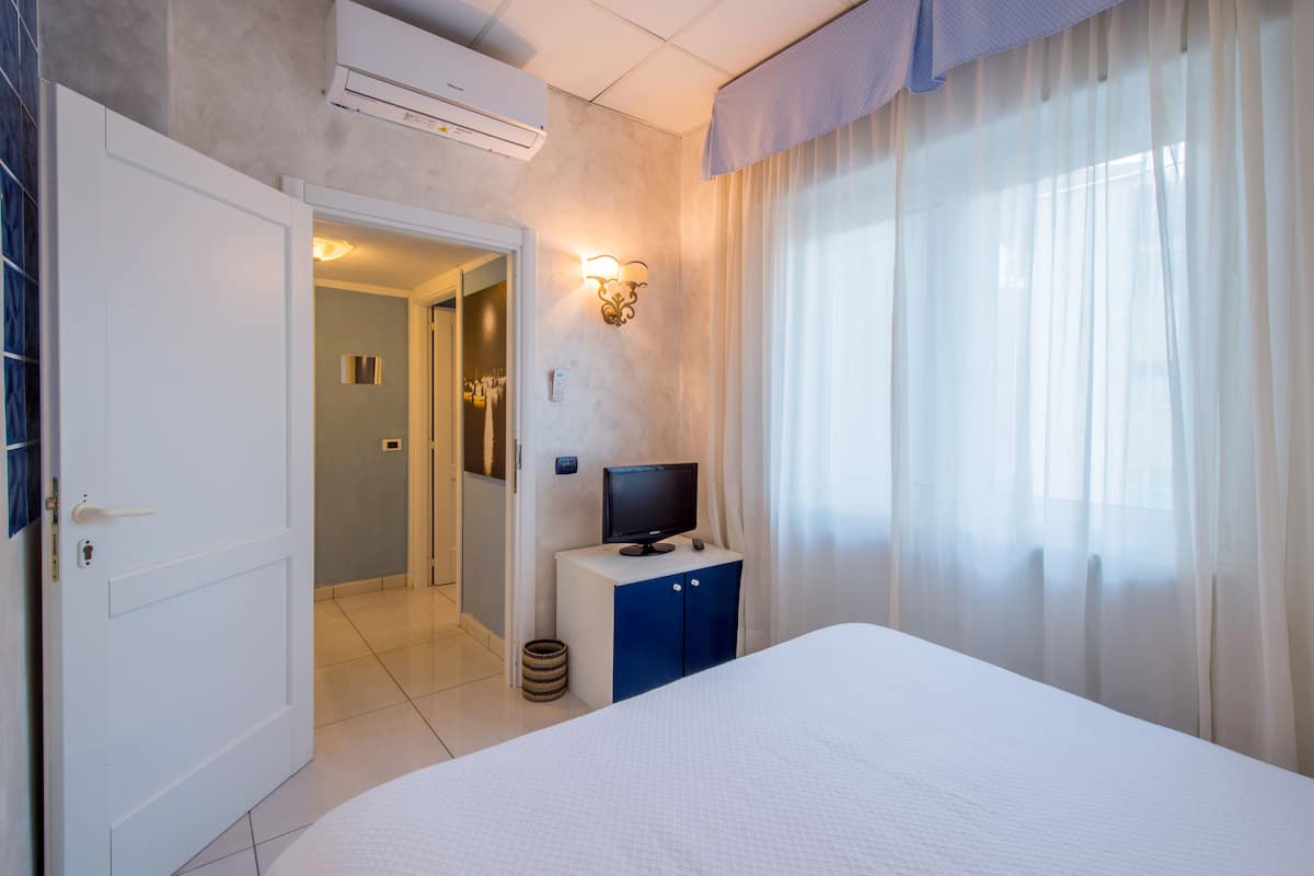 Habitación, varias camas | Sábanas de algodón egipcio, edredón, minibar y escritorio