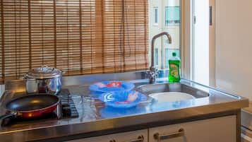 Habitación, varias camas | Cocina privada | Refrigerador, microondas, cafetera y tetera y tetera eléctrica