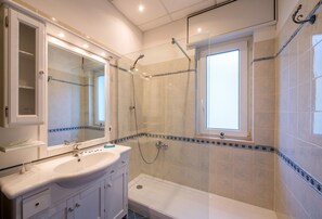 Standard Room, 2 Single Beds | Bathroom - Casa Matilde (Sorrento)
