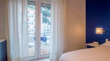 Kamer, 1 queensize bed | Lakens van Egyptisch katoen, donzen dekbedden, een minibar, een bureau
