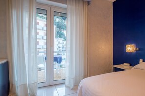 Phòng, 1 giường cỡ queen | Bộ trải giường bằng vải cotton Ai Cập, chăn bông, minibar, bàn 