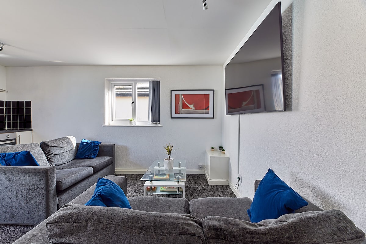 Family Apartment | Living area | 32-inch flat-screen TV with cable channels, TV, Netflix