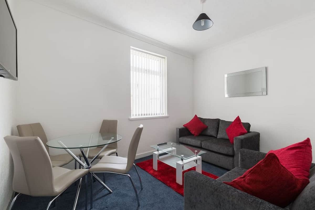 Studio | Living room | 32-inch flat-screen TV with cable channels, TV, Netflix