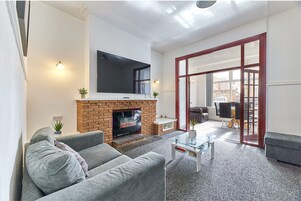 패밀리 아파트 | 거실 공간 | 케이블 채널 시청이 가능한 32인치 평면 TV, TV, 넷플릭스