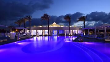 Alberca al aire libre por temporada y sombrillas en la alberca