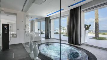 Amenidades de baño gratuitas, secadora de cabello, batas, pantuflas