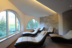 Een sauna, lichaamsbehandelingen, body scrubs, gezichtsbehandelingen