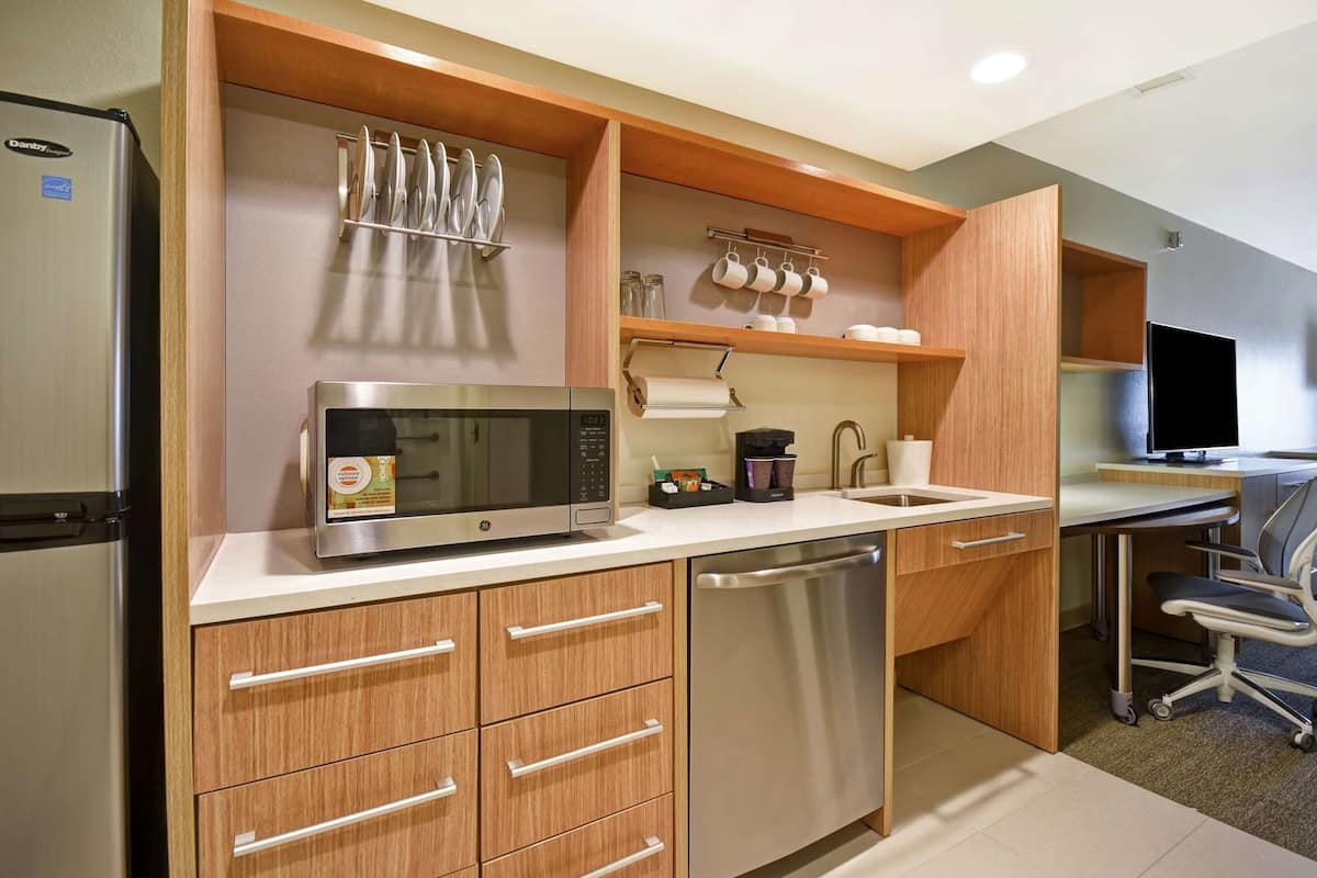 Cocina privada | Refrigerador con congelador, microondas y lavavajillas
