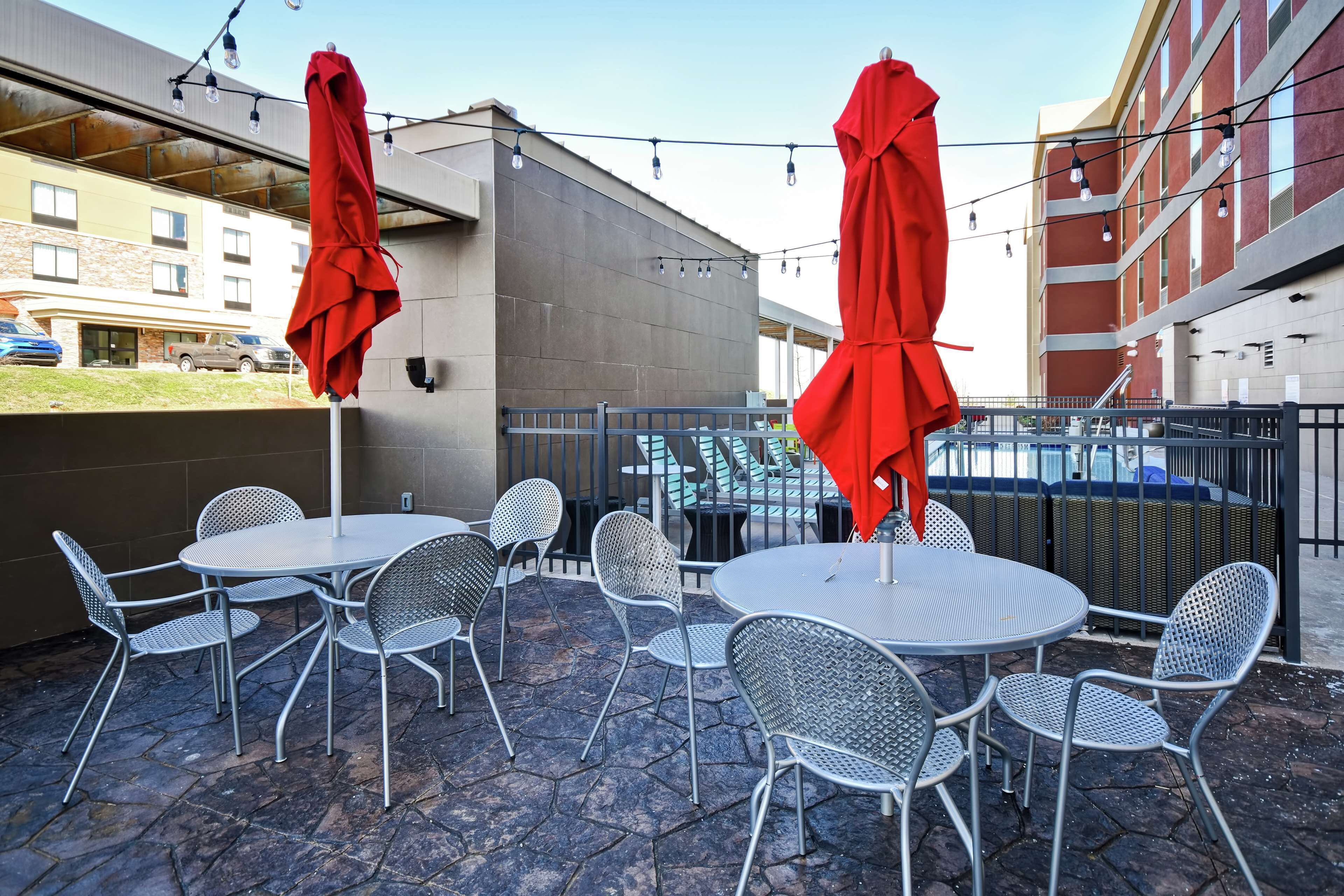 Alberca al aire libre y camastros 