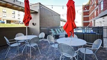 Alberca al aire libre y camastros