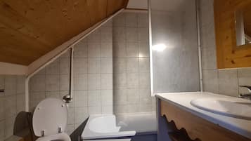 Standard Triple Room, Private Bathroom (sous les toits) | Bathroom