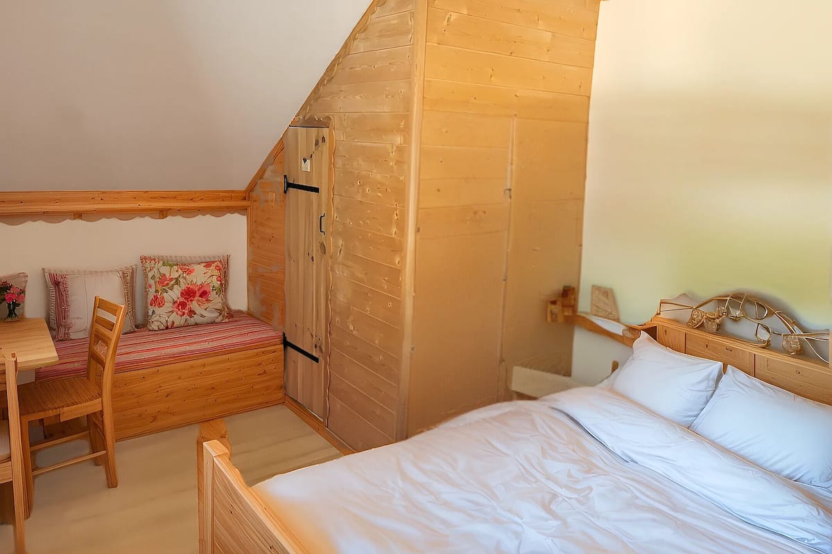 Classic Double Room, Ensuite, Mountain View | 1 bilik tidur
