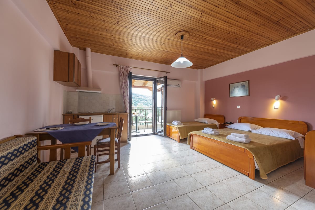 1 slaapkamer, een kluis op de kamer, een bureau, geluiddichte muren