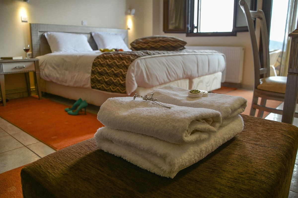 Deluxe kamer | 1 slaapkamer, een kluis op de kamer, een bureau, geluiddichte muren