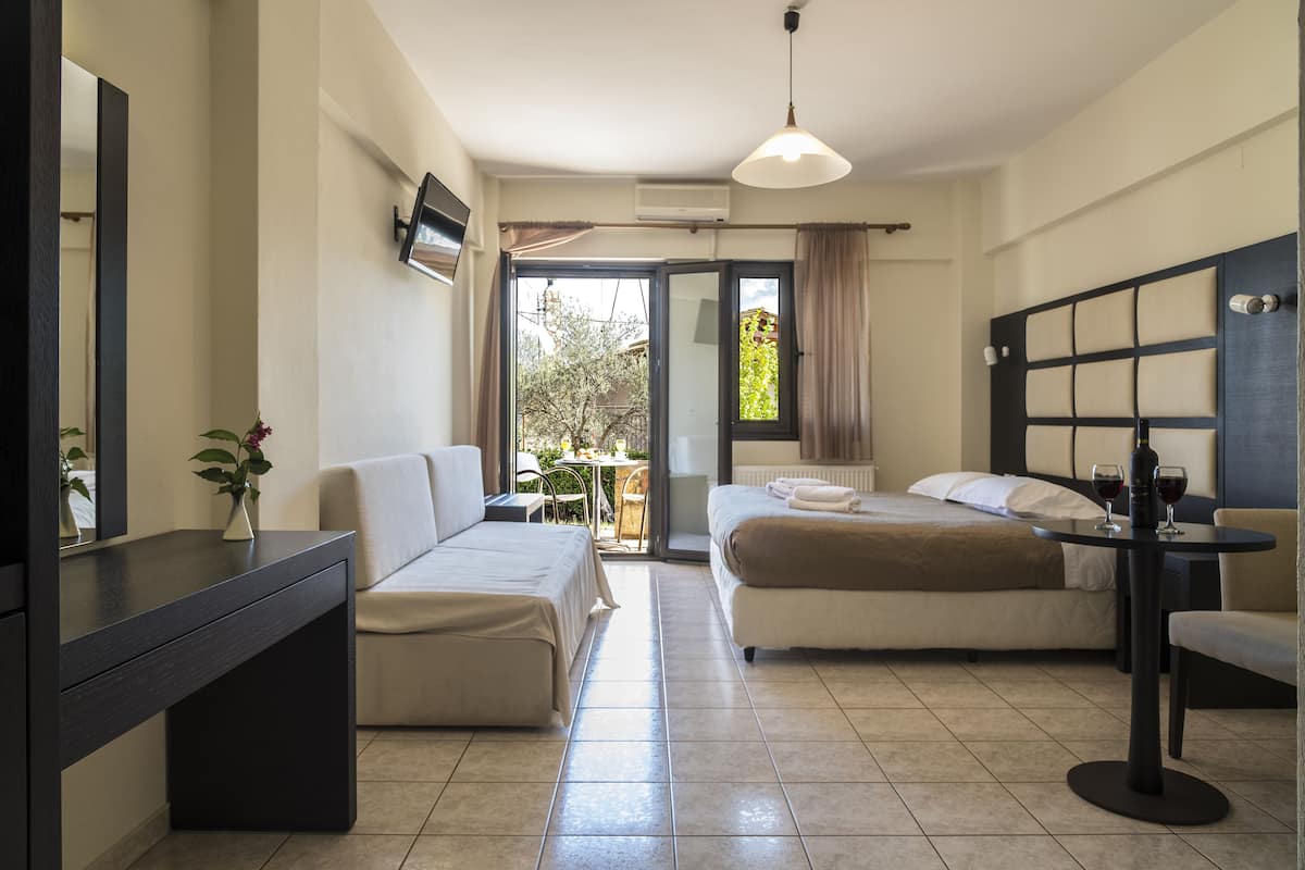 deluxe quadruple room | 1 bedroom, in-room safe, desk, soundproofing