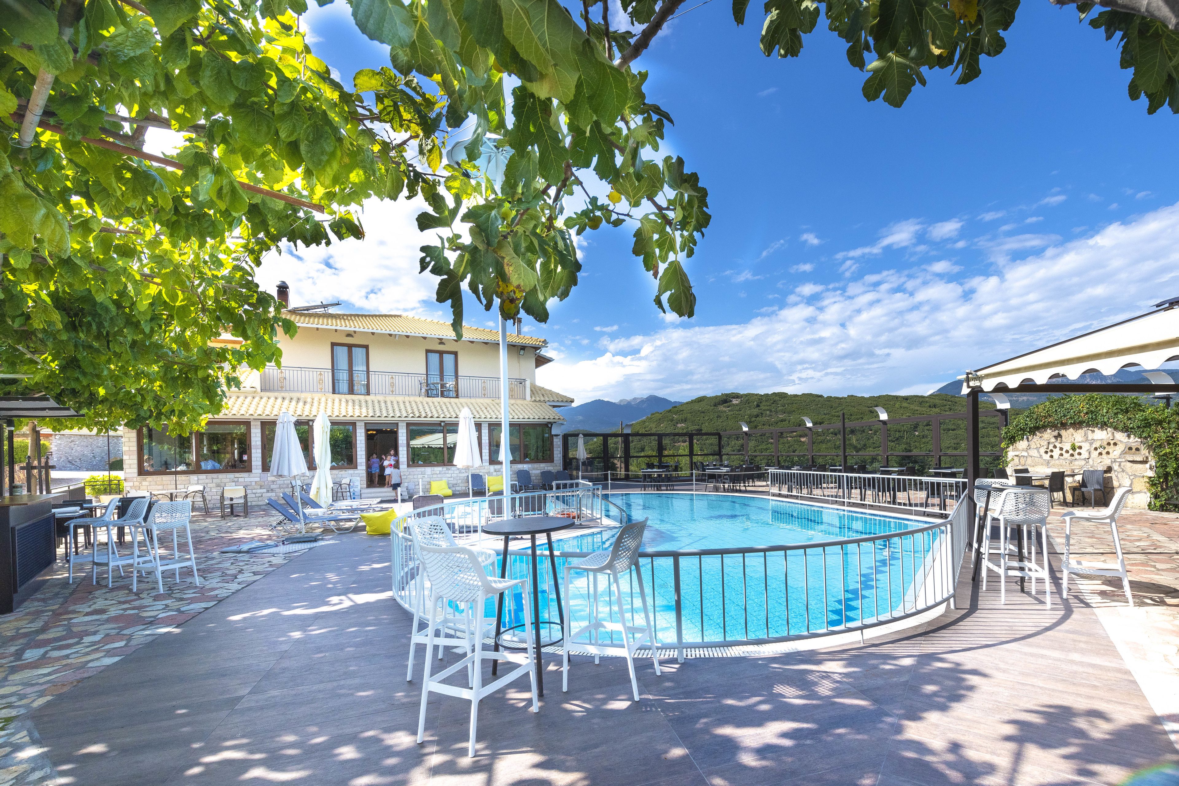 Una piscina al aire libre de temporada