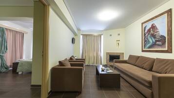 Un salón con un conjunto de sofás, una mesa de centro y un cuadro en la pared.