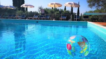 Utomhuspool, parasoller och solstolar