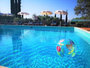 Udendørs pool, parasoller, liggestole