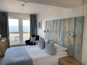 Premium bedding, desk, laptop workspace, iron/ironing board - Driftwood Inn (St. Saviour)