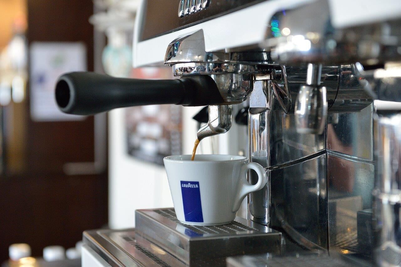 Una máquina de espresso sirviendo café en una taza.