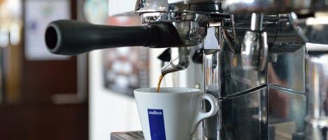 Una máquina de espresso sirviendo café en una taza.