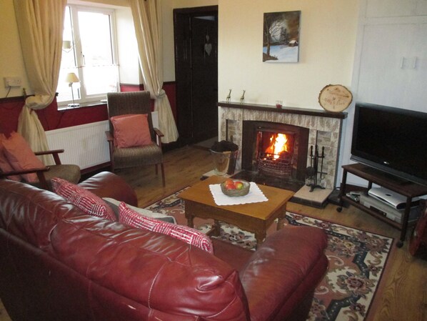 منزل تقليدي - غرفتا نوم - منظر للجبل - على البحيرة | غرفة المعيشة | مدفأة